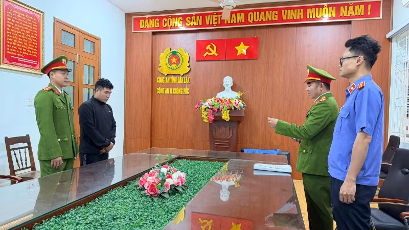 Công an xã Krông Pắc thi hành các quyết định khởi tố vụ án, khởi tố bị can và bắt tạm giam 2 tháng đối với Phạm Ngọc Khánh.