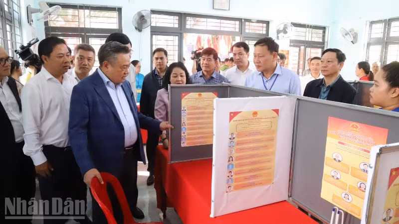 Đồng chí Trần Sỹ Thanh và đoàn giám sát kiểm tra thực tế điểm bầu cử tại khu vực bỏ phiếu số 38, Tổ dân phố 5 Tự An, phường Buôn Ma Thuột.