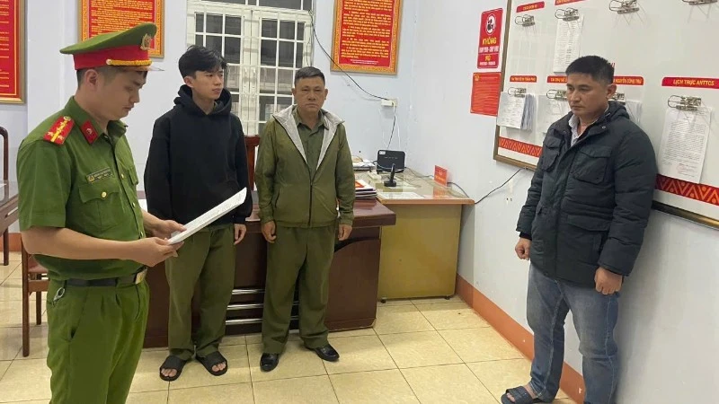 Phòng Cảnh sát kinh tế, Công an tỉnh Đắk Lắk thi hành quyết định khởi tố bị can và lệnh bắt tạm giam đối với Nguyễn Huy Vũ. (Ảnh: Công an tỉnh Đắk Lắk)