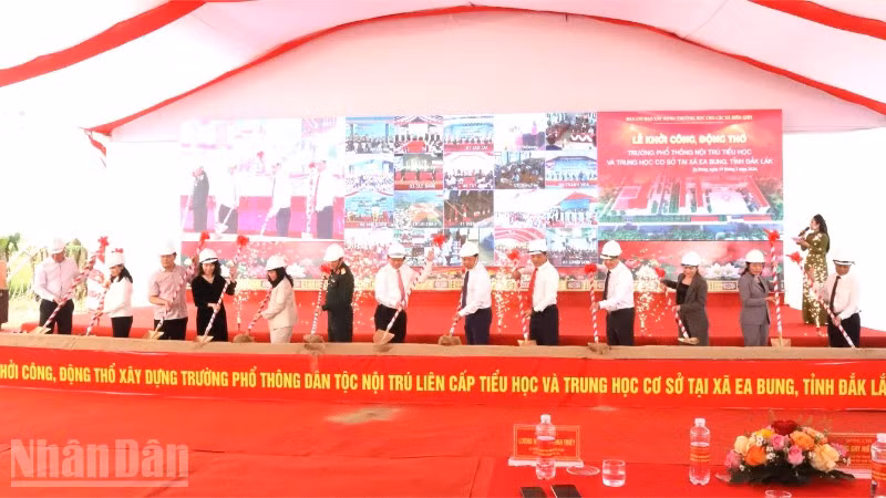 Phó Thủ tướng Hồ Quốc Dũng và các đại biểu động thổ xây dựng Trường phổ thông dân tộc nội trú liên cấp tiểu học và trung học cơ sở tại xã biên giới Ea Bung.