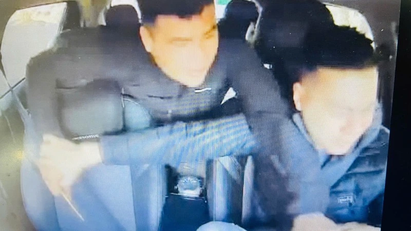 Hình ảnh tài xế xe tắc-xi Trương Ngọc Thắng bị người ngồi sau cầm vật nhọn tấn công. 