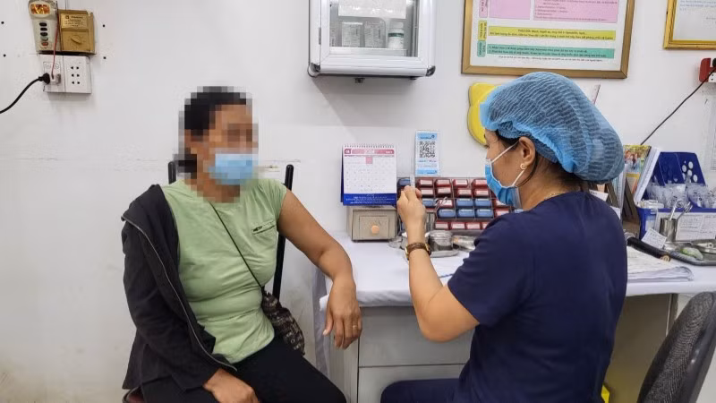 Cần đến cơ sở y tế tiêm vaccine phòng dại ngay khi bị chó cắn, mèo cào. (Ảnh: MAI LÊ).