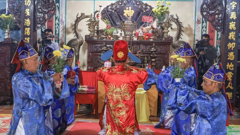 Các bô lão Đình Lạc Giao thực hiện nghi thức Tế lễ Xuân Bính Ngọ 2026.