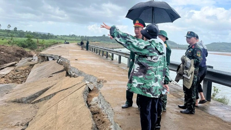 Hiện trường một đoạn kè sông Ba đoạn qua thôn Lạc Mỹ, xã Sơn Thành bị sập. (Ảnh: Thủy Loan)