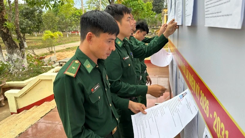 Cán bộ, chiến sĩ Đồn Biên phòng Sêrêpốk, xã Buôn Đôn tìm hiểu lý lịch của những người ứng cử đại biểu Quốc hội khóa XVI và đại biểu Hội đồng nhân dân các cấp nhiệm kỳ 2026-2031.