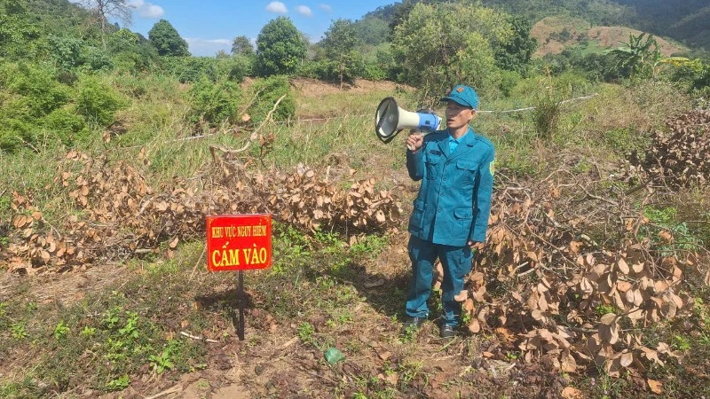 Ban Chỉ huy Quân sự xã Ea Hiao thông báo khu vực hủy nổ quả bom lớn còn sót lại sau chiến tranh tại địa bàn xã.