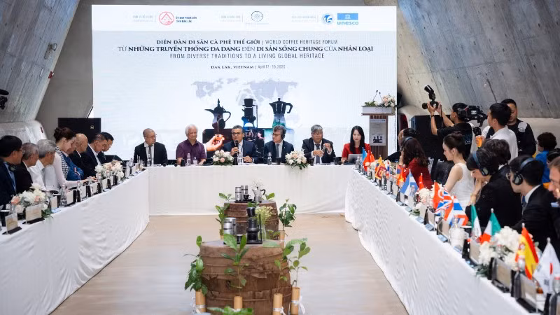 Diễn đàn Di sản cà-phê thế giới tại Buôn Ma Thuột, quy tụ các nhà lãnh đạo, tổ chức quốc tế và chuyên gia, mở ra không gian đối thoại cấp cao về di sản, văn hóa và tương lai của cà-phê.