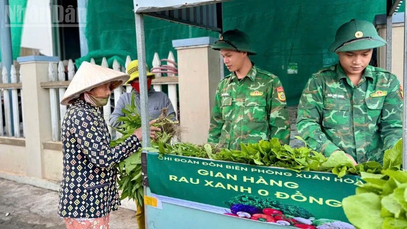 “Gian hàng rau xanh 0 đồng” của cán bộ, chiến sĩ Đồn Biên phòng Xuân Hòa tại chợ Hòa An.