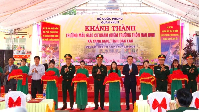 Thượng tướng Trương Thiên Tô cùng các đại biểu cắt băng khánh thành điểm trường thôn Nao Huh thuộc Trường Mẫu giáo Cư Đrăm, xã Yang Mao. 