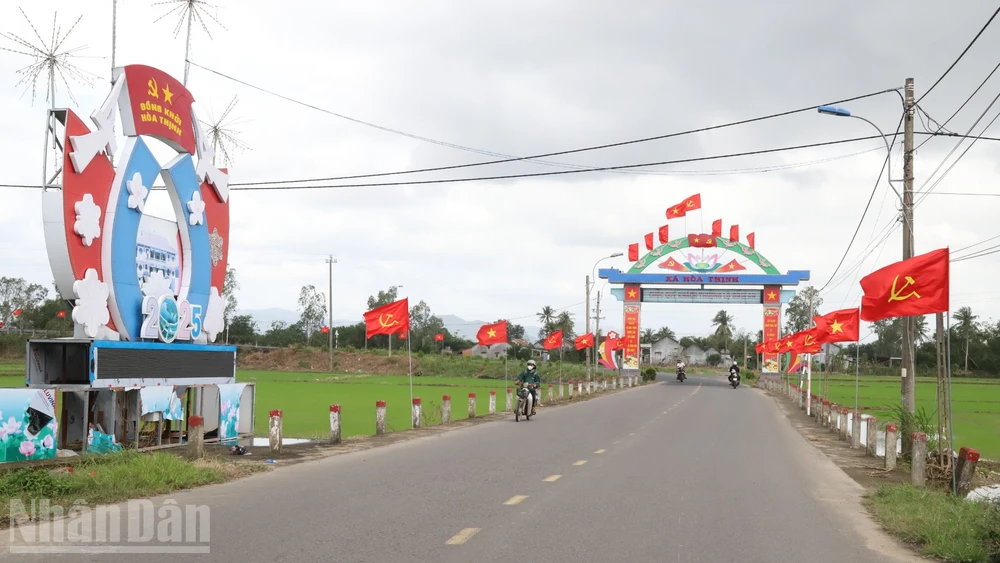 Tuyến đường chính dẫn vào vùng rốn lũ xã Hòa Thịnh tràn ngập cờ Đảng, cờ Tổ quốc mừng Đảng, mừng Xuân Bính Ngọ 2026.