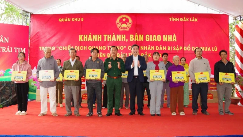 Quân khu 5 và Ủy ban nhân dân tỉnh Đắk Lắk tổ chức khánh thành, bàn giao nhà cho người dân vùng lũ tỉnh Đắk Lắk.