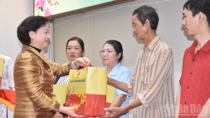 Đồng chí Phạm Thị Thanh Trà tặng quà cho công nhân lao động có hoàn cảnh khó khăn trên địa bàn tỉnh Đồng Tháp.