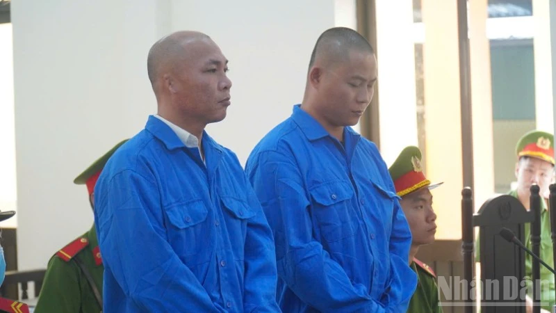 Hai bị cáo tại phiên tòa.
