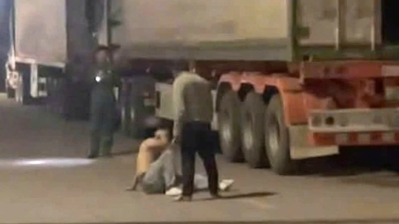 Hình ảnh 2 đối tượng vụ hành hung nhau gây thương tích tại cửa khẩu quốc tế Cha Lo. (Ảnh cắt từ clip)