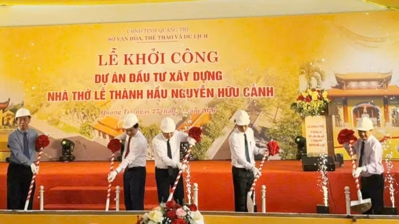 Các đại biểu thực hiện nghi thức khởi công dự án xây dựng nhà thờ Lễ Thành Hầu Nguyễn Hữu Cảnh.