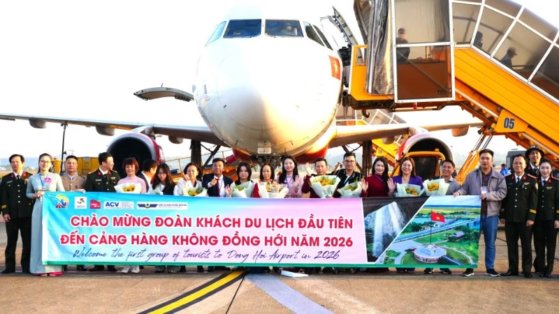 Quảng Trị đón đoàn khách du lịch đầu tiên đến bằng đường hàng không năm 2026.