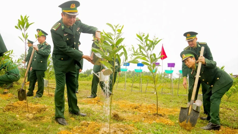Cán bộ, chiến sĩ Bộ đội Biên phòng tỉnh Quảng Trị ra quân trồng cây đầu xuân Bính Ngọ 2026.