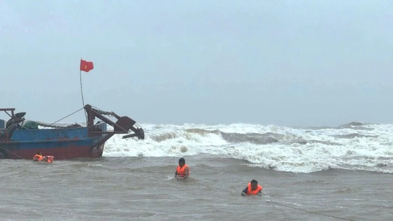 Lực lượng chức năng của xã Ninh Châu, tỉnh Quảng Trị cứu hộ các thuyền viên trên tàu bị sự cố hỏng máy.