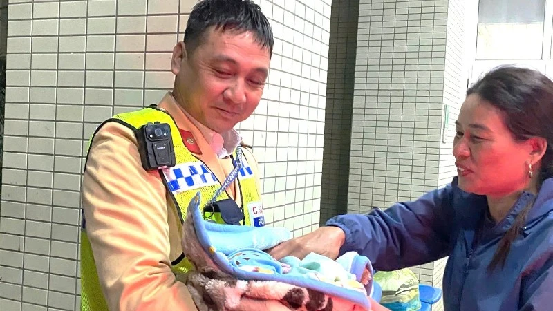 Chiến sĩ cảnh sát giao thông hỗ trợ sản phụ sinh con an toàn ngay trên xe ô-tô. 