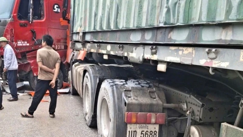 Vụ tai nạn không gây nhiều hậu quả nhưng làm tắc Quốc lộ 12A nhiều giờ đồng hồ. (Ảnh: DH)