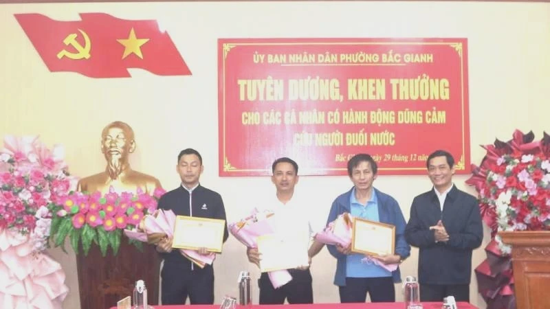 Chủ tịch Ủy ban nhân dân phường Bắc Gianh Nguyễn Văn Tình trao giấy khen cho 3 cá nhân dũng cảm cứu người bị nạn.