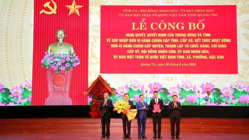 Phó Thủ tướng Trần Hồng Hà trao Quyết định thành lập Đảng bộ tỉnh Quảng Trị.