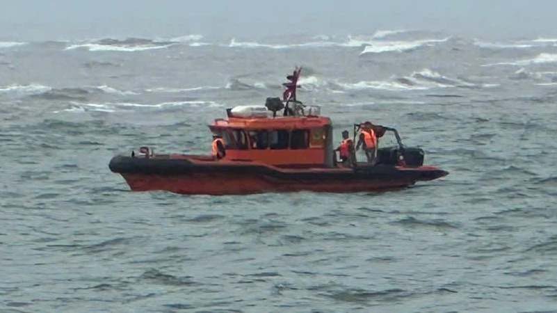 Tàu của Bộ đội Biên phòng tỉnh Quảng Trị tìm kiếm ngư dân mất tích