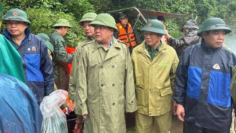 Chủ tịch tỉnh Quảng Trị Trần Phong (thứ 3 từ phải sang) kiểm tra việc ứng phó với mưa lũ ở vùng đồng bào Rục, xã Kim Điền chiều 3/11.