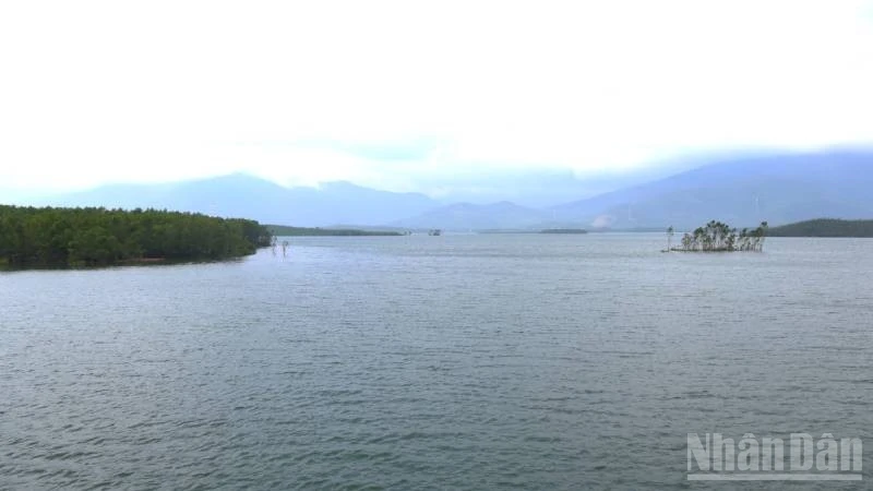 Hồ Vực Tròn ở phía bắc tỉnh Quảng Trị bắt đầu tích nước phục vụ sản xuất và đời sống người dân.