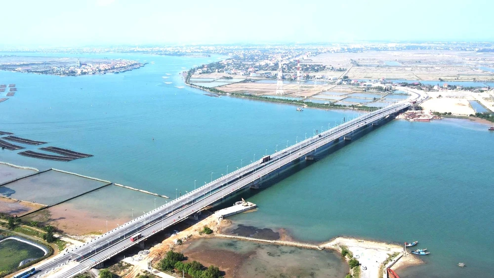 Cầu Gianh mới được xây dựng song song với cầu Gianh cũ, giúp gỡ "nút thắt" về giao thông trong nhiều năm trên tuyến đường thiên lý bắc-nam qua tỉnh Quảng Bình (cũ).