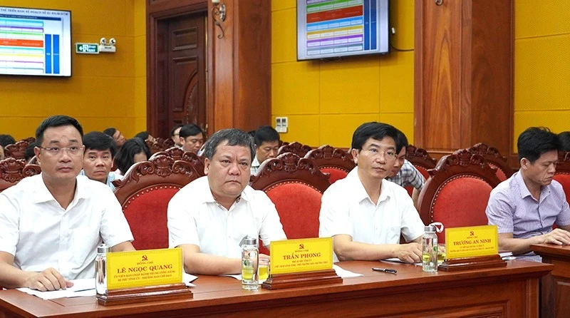 Các đồng chí lãnh đạo tỉnh dự hội nghị tại điểm cầu Quảng Bình. (Ảnh: QV)