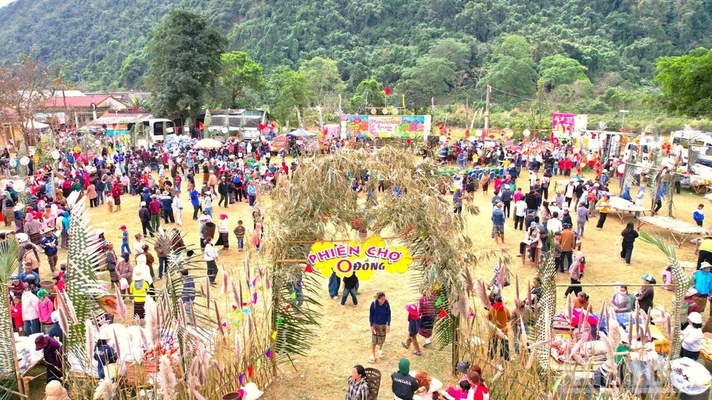 Đây là năm đầu tiên phiên chợ được tổ chức tại xã Hướng Lập, với sự tham gia tích cực của cán bộ, chiến sĩ Đồn Biên phòng Hướng Lập, thu hút không chỉ đông đảo người dân trong xã mà còn ở các bản của huyện Sê Pôn (Lào).