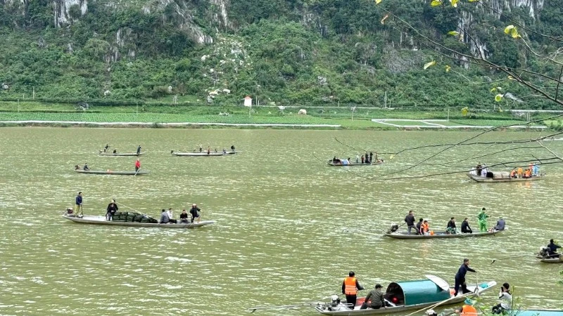 Lực lượng chức năng tỉnh Quảng Trị và nhân dân địa phương tích cực tìm kiếm 2 nạn nhân mất tích trong hơn 24 giờ qua.