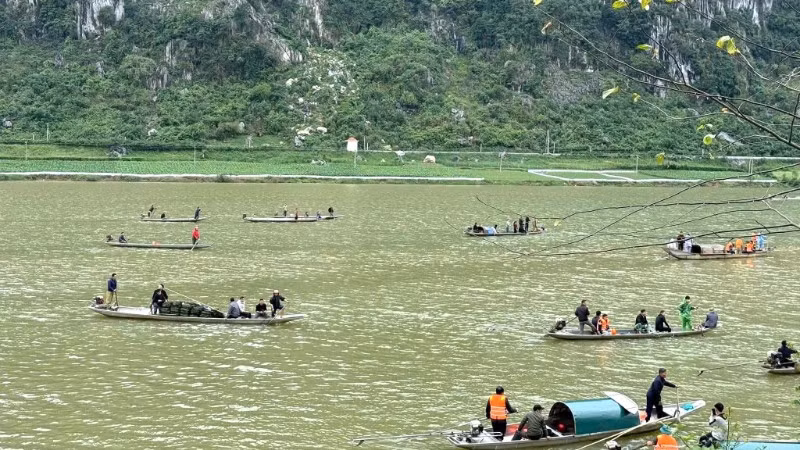 Lực lượng chức năng tỉnh Quảng Trị và nhân dân địa phương tích cực tìm kiếm 2 nạn nhân mất tích trong hơn 24 giờ qua.