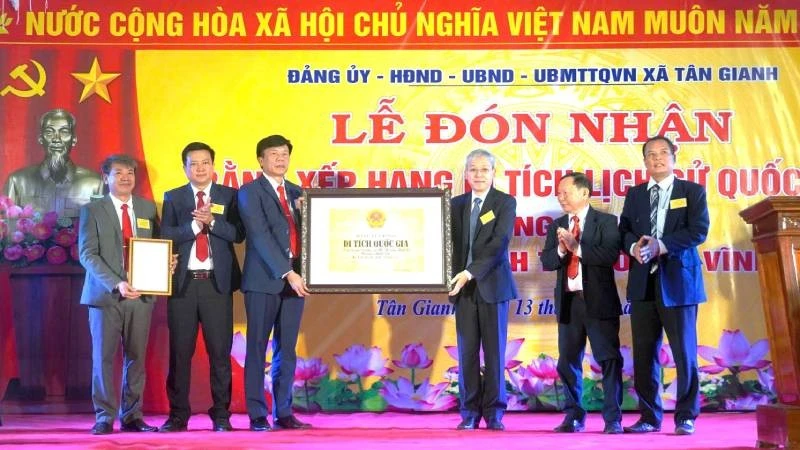 Đại diện Bộ Văn hóa, Thể thao và Du lịch trao quyết định xếp hạng Di tích cấp quốc gia Di tích lịch sử đền Song Trung và mộ 2 vị tướng quân cho xã Tân Gianh (Ảnh: HG)