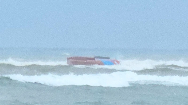 Tàu cá chìm ngay trước cửa Nhật Lệ, các ngư dân tự bơi vào bờ an toàn.