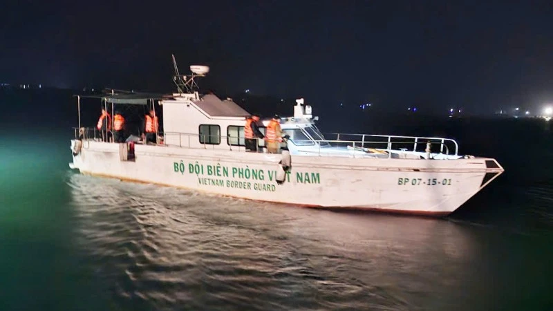 Lực lượng của Bộ đội Biên phòng tỉnh Quảng Trị tìm kiếm cứu nạn ngư dân trong đêm qua