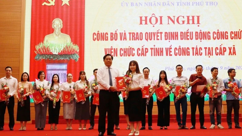 Chủ tịch Ủy ban nhân dân tỉnh Phú Thọ Trần Duy Đông trao quyết định và tặng hoa động viên các công chức, viên chức về tăng cường cho các xã.