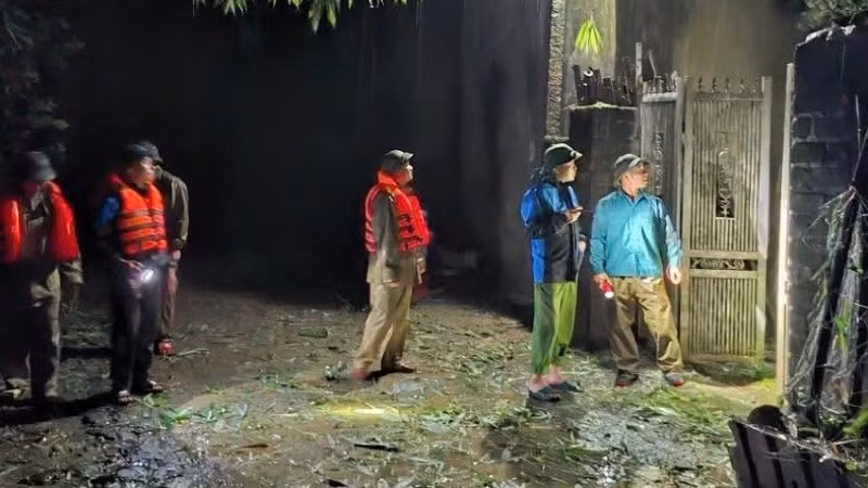 Lực lượng chức năng hỗ trợ 34 hộ dân trong đêm đến nơi ở an toàn.