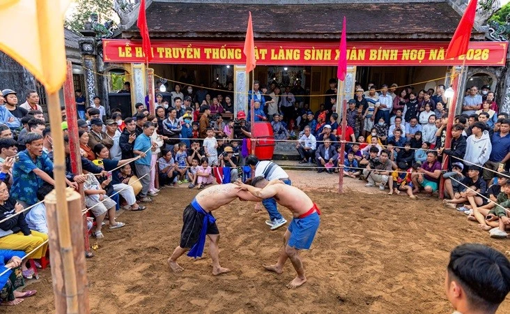 Hội vật truyền thống làng Sình được khai mạc từ sáng sớm mùng 10 Tết.