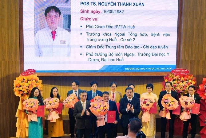 Tân Phó Giáo sư, Tiến sĩ Nguyễn Thanh Xuân, Phó Giám đốc Bệnh viện Trung ương Huế đón nhận quyết định tại lễ công bố.