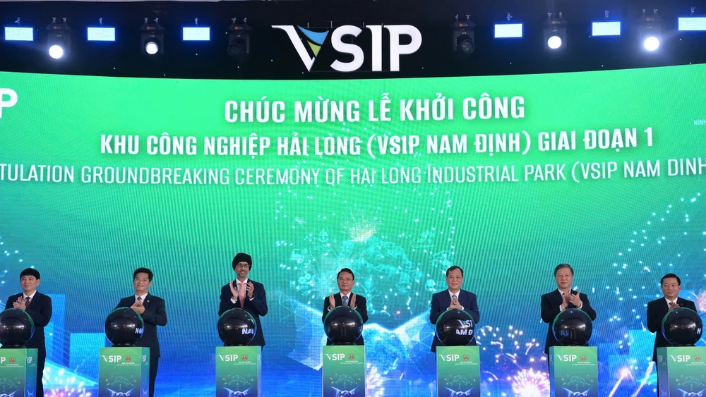Các đồng chí lãnh đạo tỉnh Ninh Bình bấm nút khởi công Khu công nghiệp Hải Long.