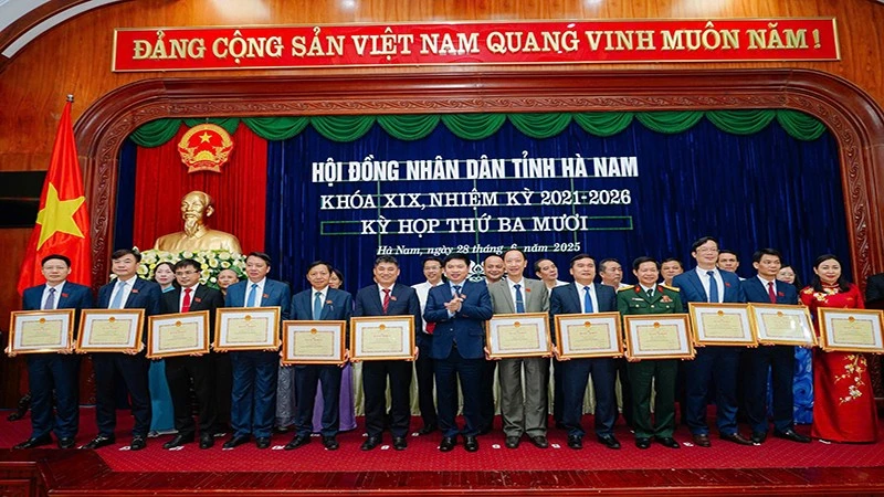 Nhiều tập thể, cá nhân có thành tích xuất sắc trong hoạt động của Hội đồng nhân dân tỉnh Hà Nam khóa 19, nhiệm kỳ 2021-2026 đã được biểu dương, khen thưởng.