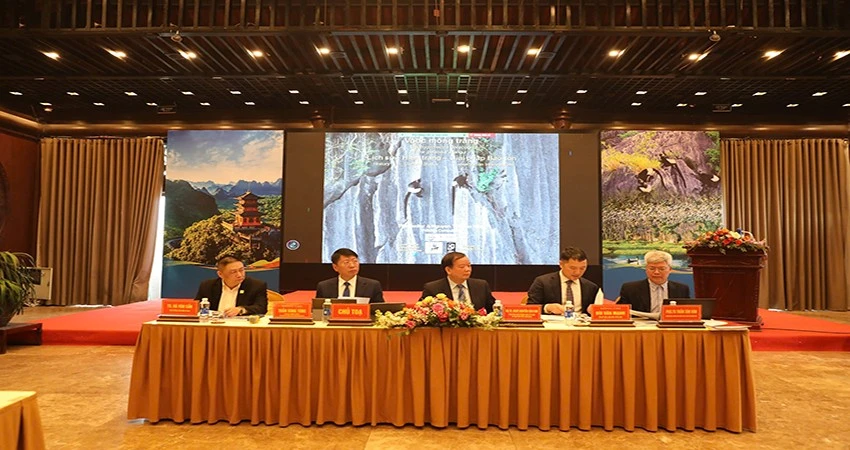 Các đại biểu chủ trì hội thảo.