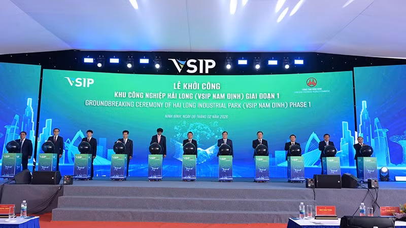 Các đại biểu thực hiện nghi thức bấm nút khởi công Khu công nghiệp Hải Long giai đoạn 1.