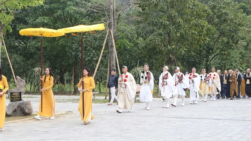 Đoàn rước từ chùa Tam Chúc sang chùa Ba Sao.