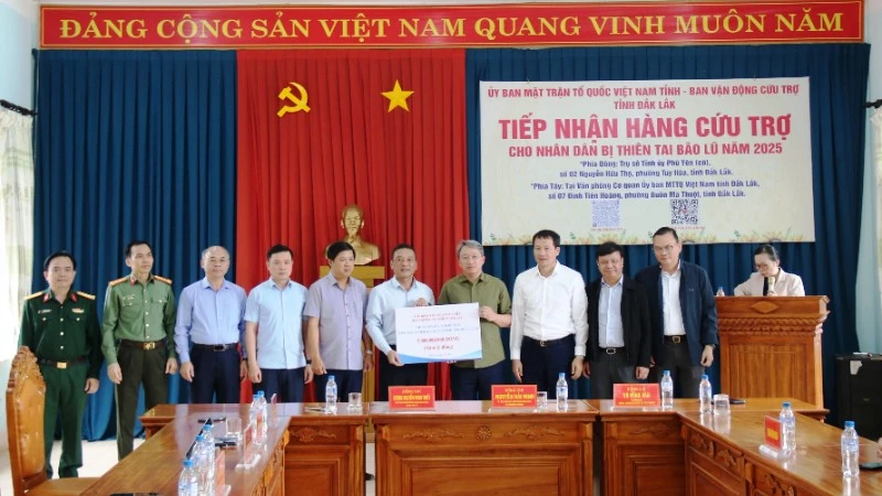 Các đồng chí nguyên Ủy viên Ban Thường vụ Tỉnh ủy Đắk Lắk trao hỗ trợ 5 tỷ đồng cho tỉnh Đắk Lắk khắc phục hậu quả lũ lụt. (Ảnh: BÁ LỤC)