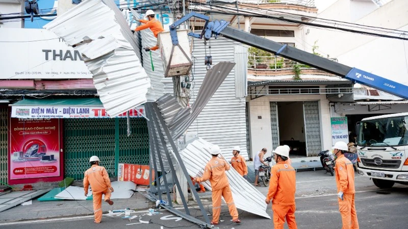 Công nhân Công ty Điện lực Đắk Lắk nỗ lực khắc phục sự cố điện sau bão số 1 tại phường Sông Cầu. (Ảnh: NGUYỄN NGỌC)