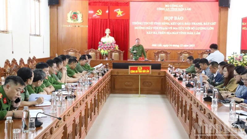 Quang cảnh buổi họp báo.
