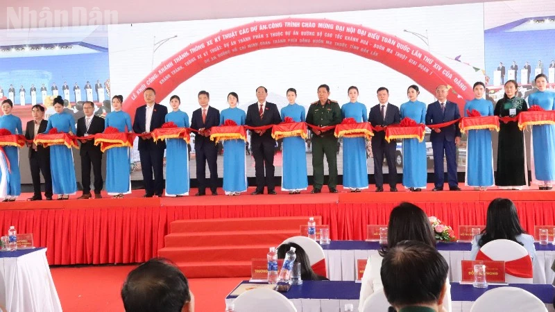 Phó Chủ tịch Quốc hội Trần Quang Phương và các đại biểu bắt băng khánh thành Dự án đầu tư xây dựng đường Hồ Chí Minh đoạn tránh phía đông thành phố Buôn Ma Thuột và thông xe kỹ thuật Dự án thành phần 3 Dự án đầu tư xây dựng đường bộ cao tốc Khánh Hòa-Buôn Ma Thuột.